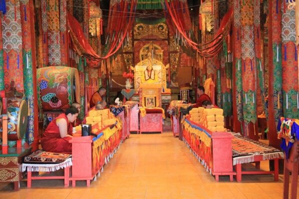 Enchanting monks in Amarbayasgalant Monastery